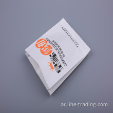 شعار مطبوع للوجبات السريعة يحمل حقيبة ورقية